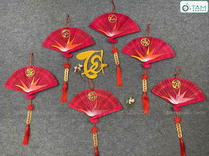 Vòng treo cửa Tết Quạt đỏ hoa Thiên Điểu [Đa dạng chữ - Quạt gỗ] QUAT-08